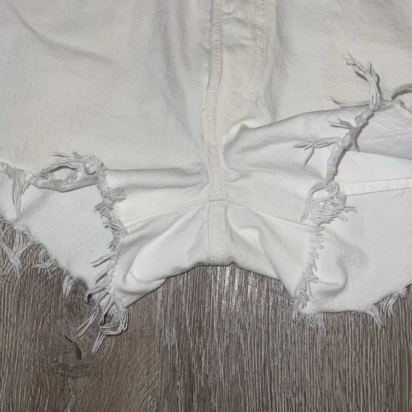 Levi's White Jean Shorts with Frayed Hem size 29 - Picture 4 of 9